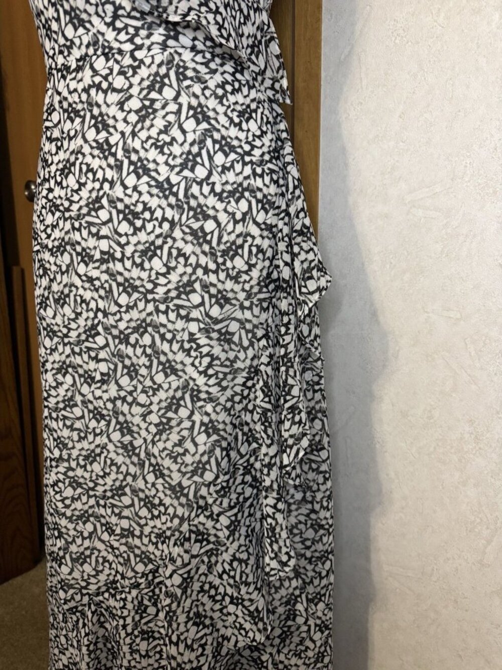 WHBM Women Black White Floral Faux Wrap Dress Ruffles SMALL Dainty Romantic READ - Picture 12 of 13